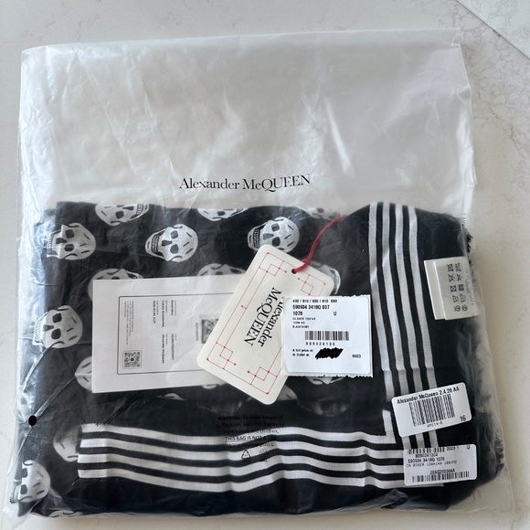 NWT | Alexander McQueen | 🖤💀 Skull Print Biker Scarf 🖤 - Picture 6 of 12